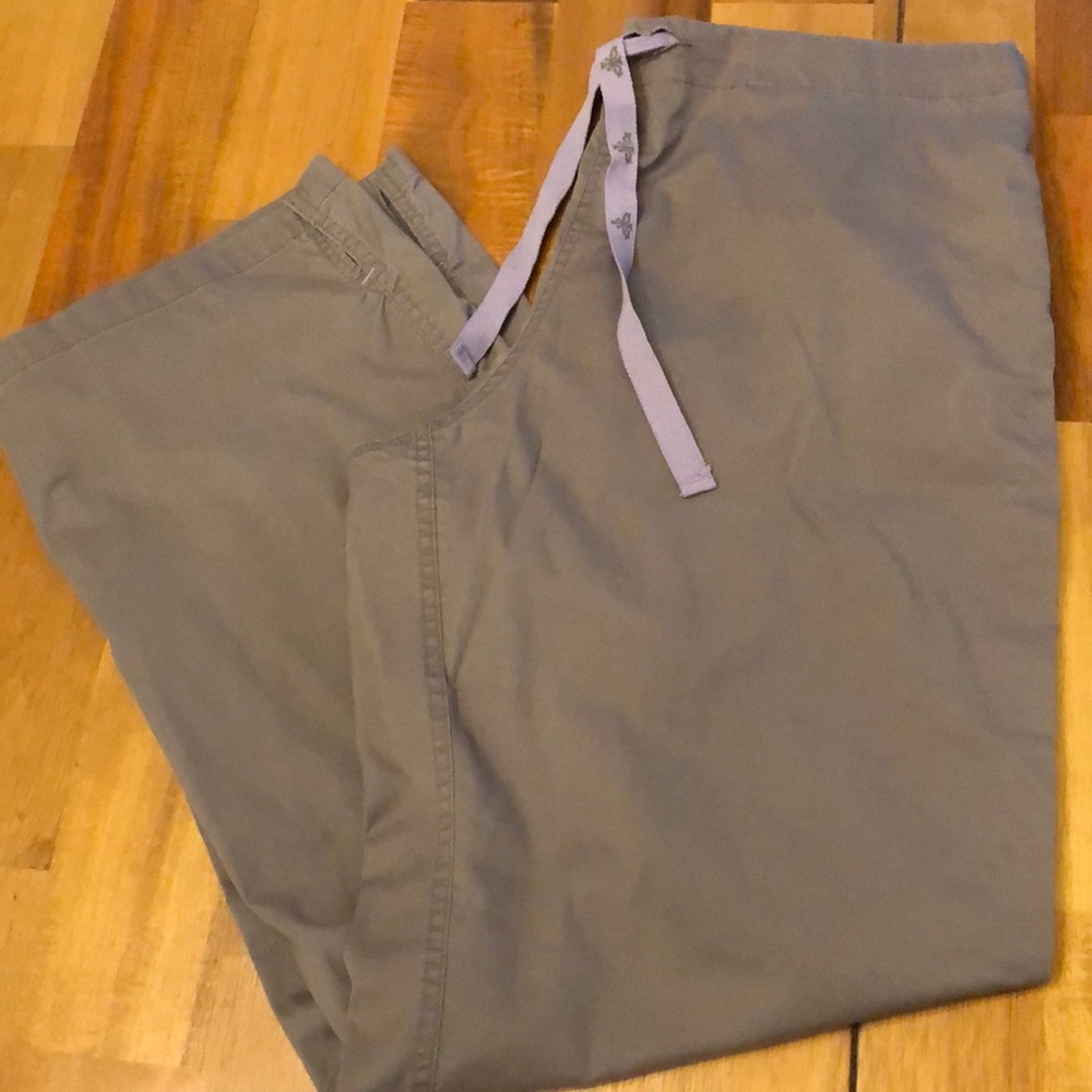 Med Couture scrub pants EZ Flex grey lilac medium